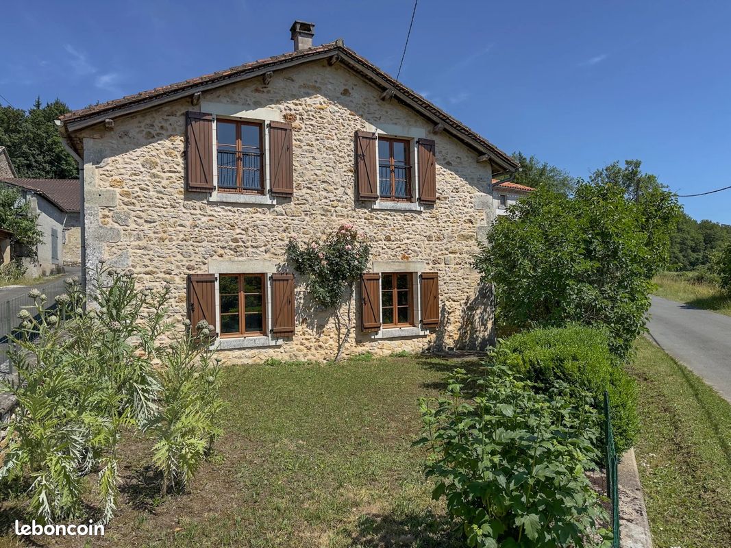 Maison 7 pièces 185 m² · à Saint-Front-la-Rivière · 185 m² · 160 000 €