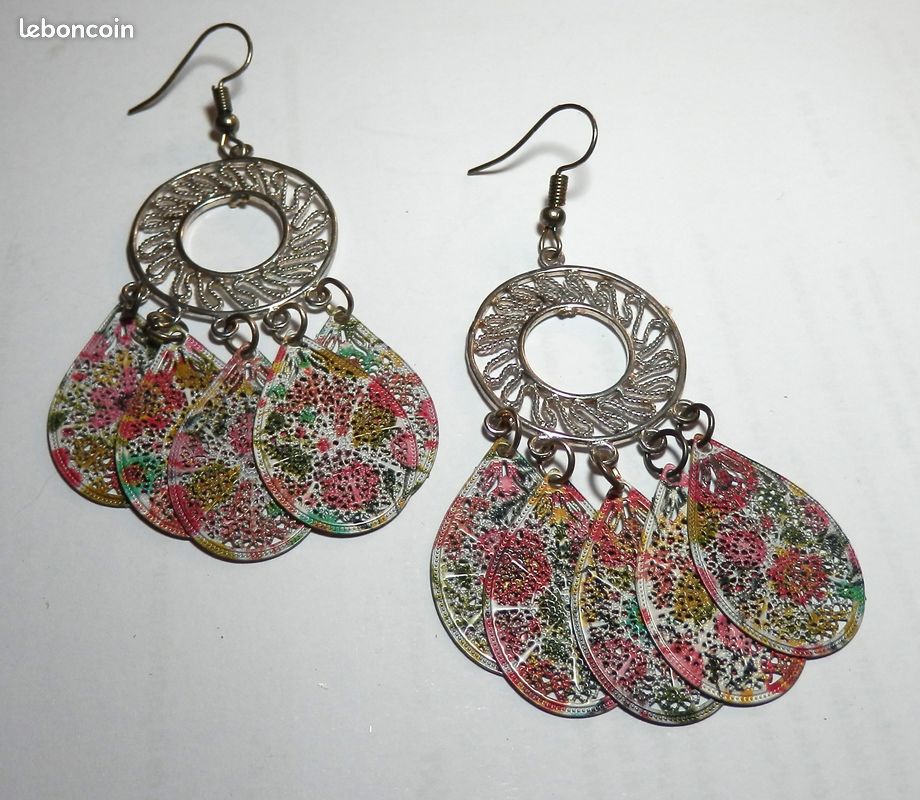 Boucles oreilles chandelier perles en métal coloré (image 1)
