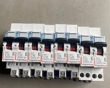 Lot De 13 Disjoncteurs Legrand - Calibres 10A, 16A, 20A, 32A (C10, C16, C20, C32) - Neufs
