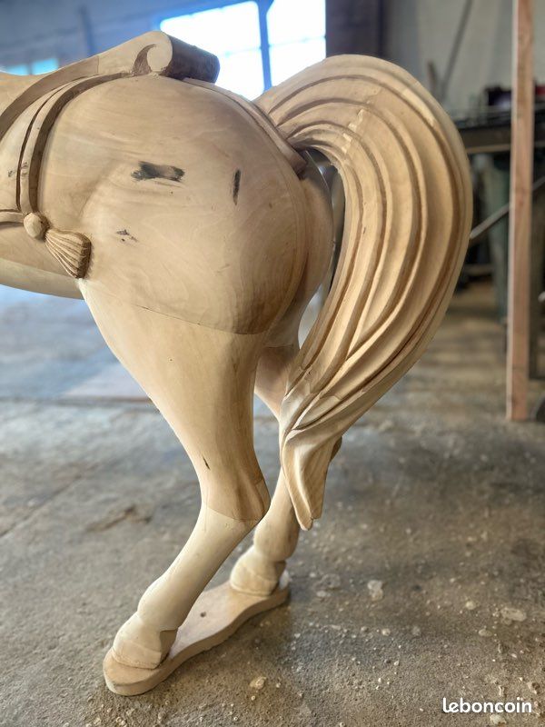 Cheval en bois assis en bois de suar durable sculpté à la