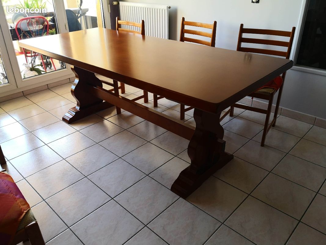 Table en bois massif de très bonne qualité (image 1)