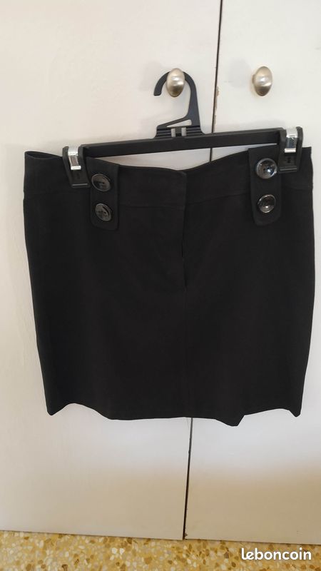 Jupe noire avec boutons (image 1)