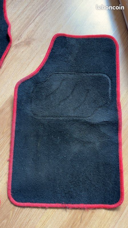 Tapis sport avec surpiqûre rouge (image 2)