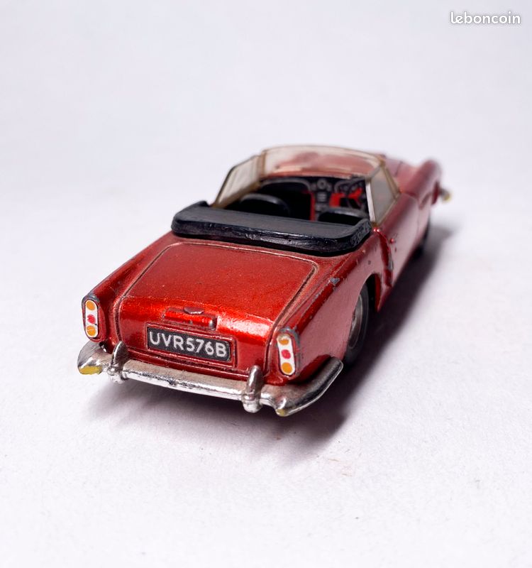Véhicules miniatures Dinky d'Aston Martin, 1:43