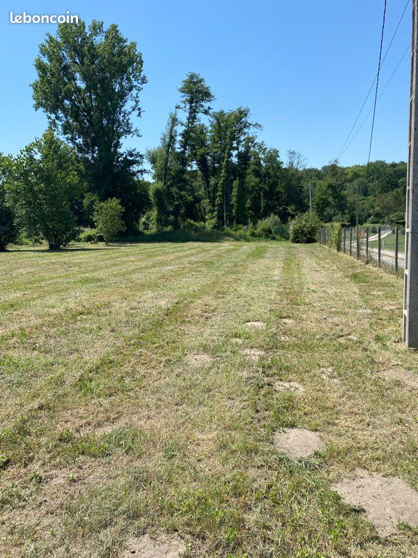 Terrain constructible 1273m2 avec permis validé · à Casteljaloux · 115 000 €