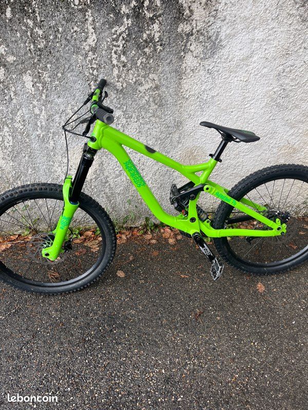 VTT de descente commencal suprême Vélos