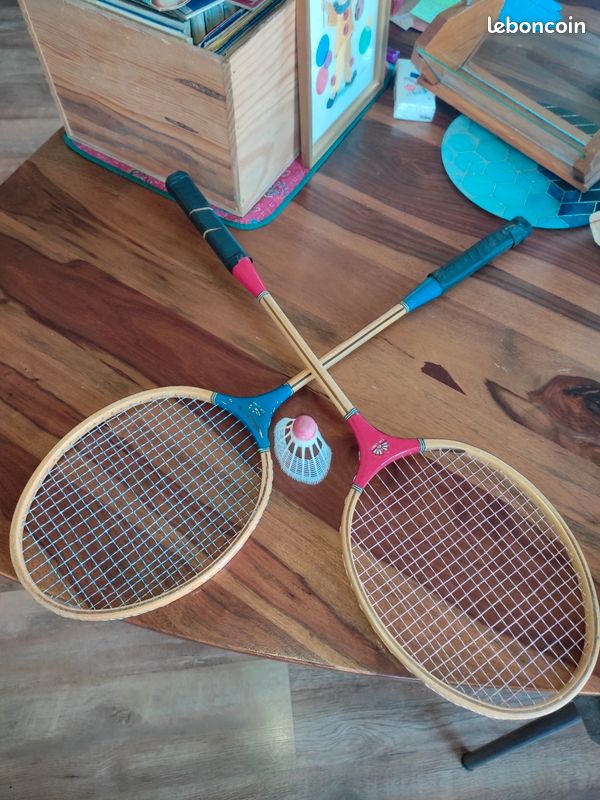 Paire De Raquettes De Badminton Vintage Isolées Sur Blanc Banque D'Images et Photos Libres De Droits. Image 1140510