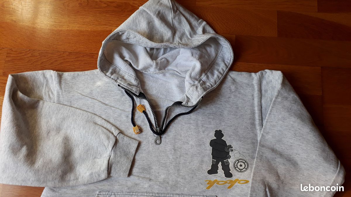 Sweat à capuche gris clair, marqué yoyo (image 2)