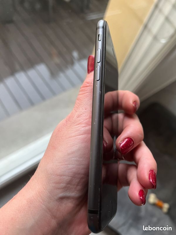 I phone 8 (image 2)