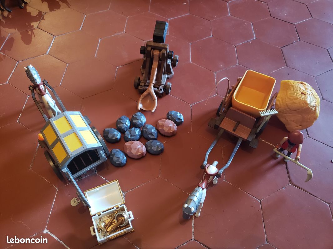 Chateau fort Playmobil + lot de très nombreux personnages et accessoires (image 6)