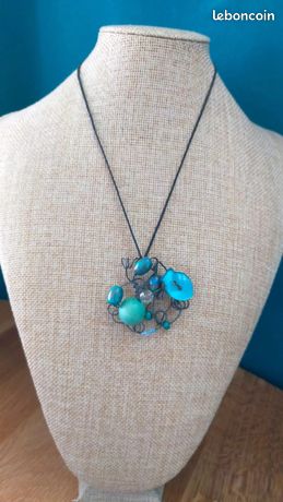 Lot d une centaine de bijoux fantaisie neufs avec 2 grandes