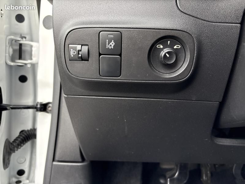 Citroen C3 1.2 PureTech 83ch S&S Feel 122-123g (image 17)
