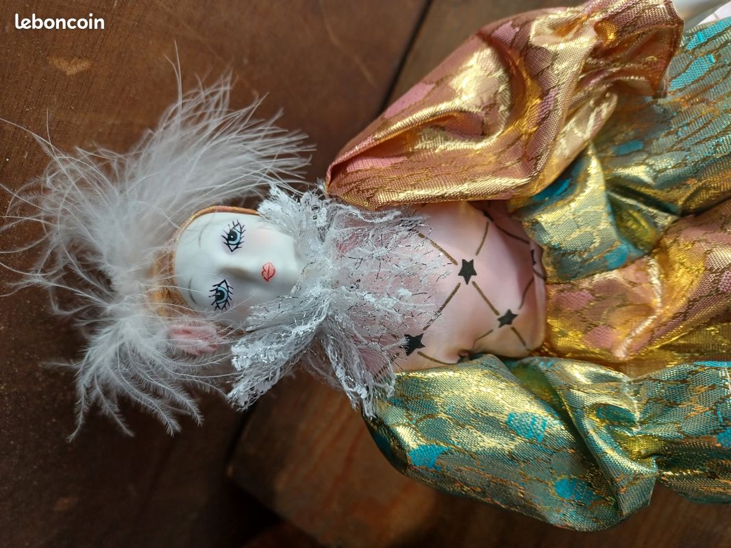 DEMI FIGURINE PORCELAINE biscuit boite poudrier bonbonnière pierrot