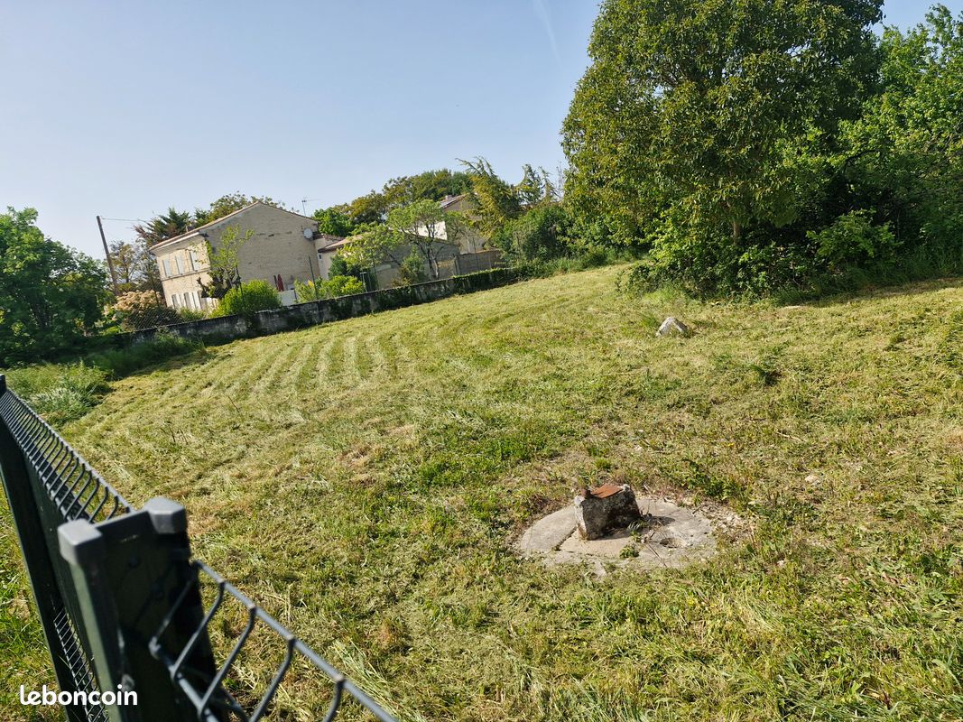 Terrain constructible 900m2 · à La Vergne · 27 000 €