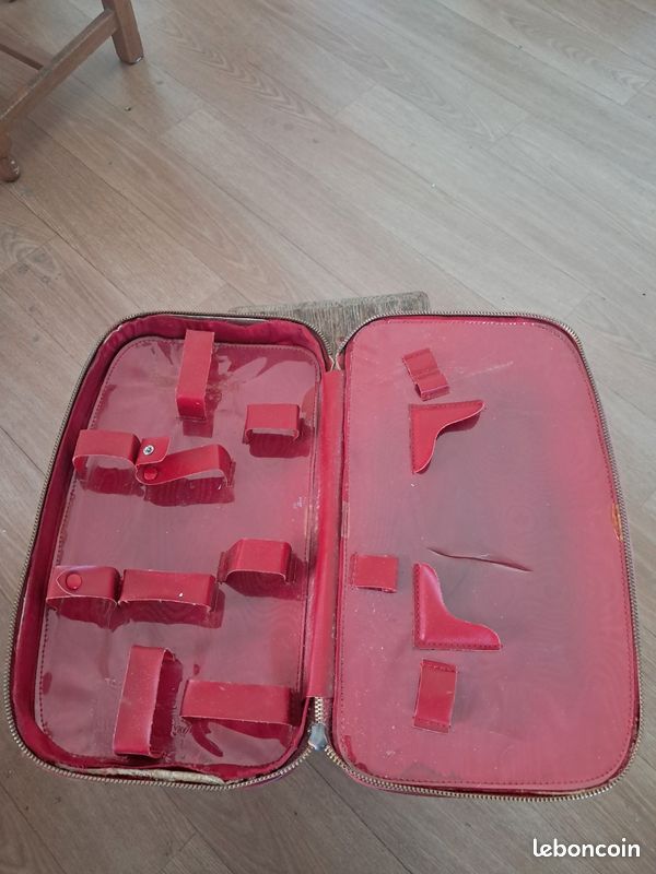 Petit sac ancien de maquillage de couleur rouge (image 1)