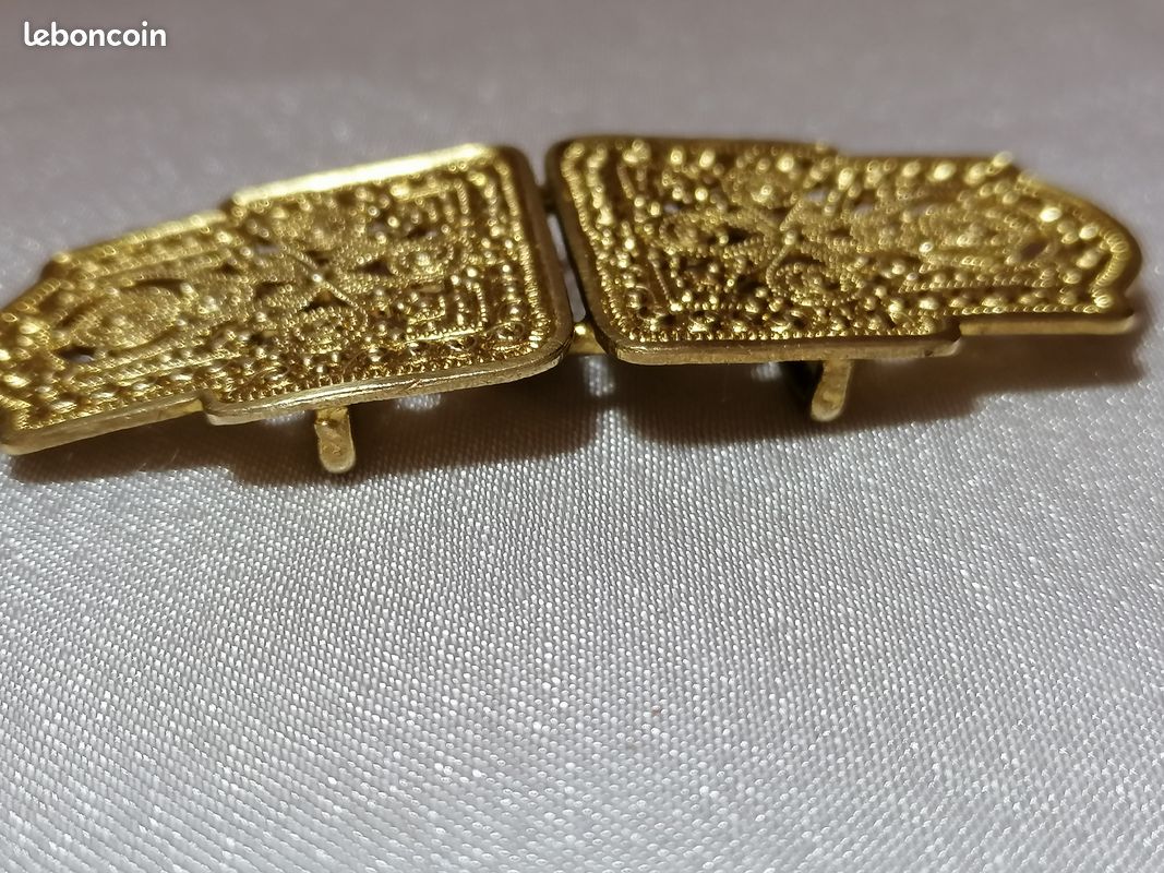 Boucle en laiton massif du XVème siècle (5,5 x 4,4 cm