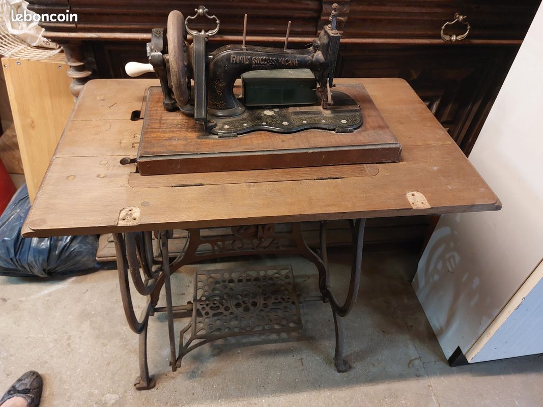 Machine à coudre FAMILY SUCCESS MACHINE ancienne sur table pivotante (image 1)