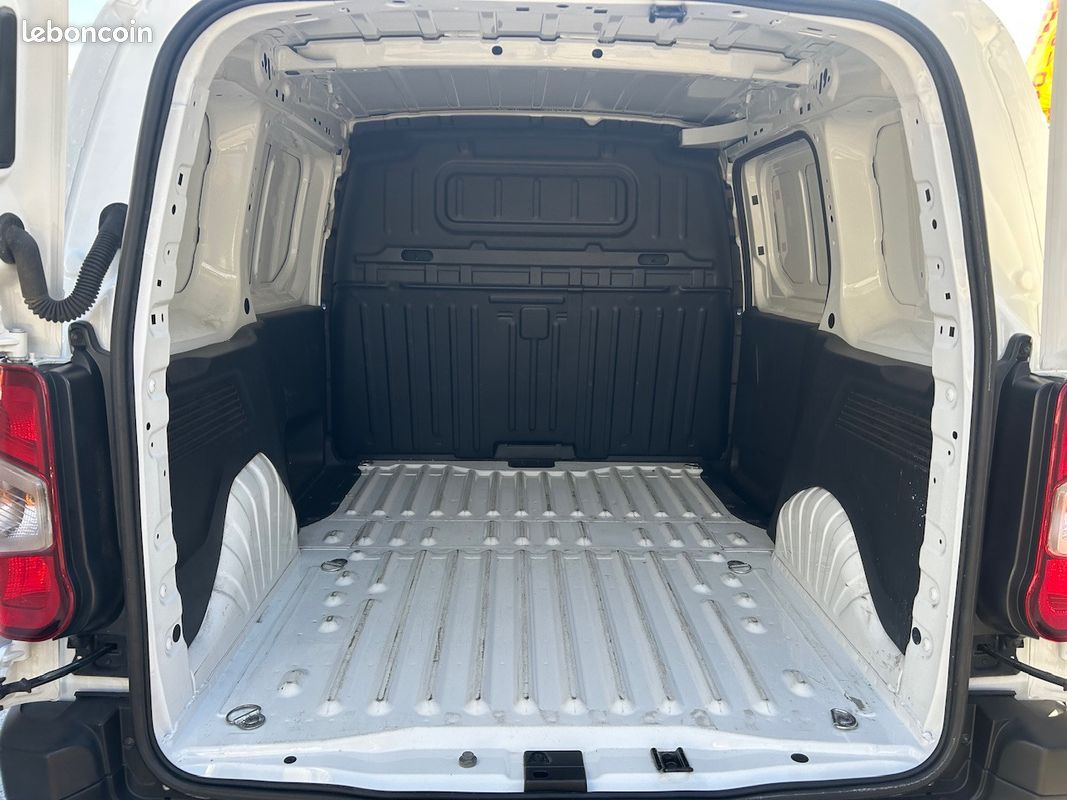 Citroën BERLINGO FOURGON M 1.5 BlueHDi BVM6 S&S 102 cv TVA RECUPERABLE {CAMERA DE RECUL + ANGLE MORT + CLIM + CARPLA} (image 9)
