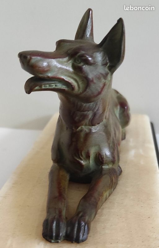 Petit bronze figurant un chien de chasse, XIXe siècle Petit bronze figurant un chien de chasse, XIXe siècle