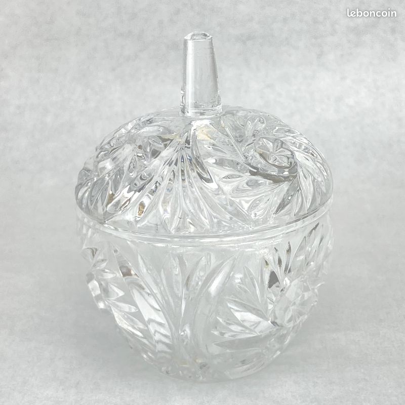 Petite bonbonniere en cristal. Très bon état (image 2)