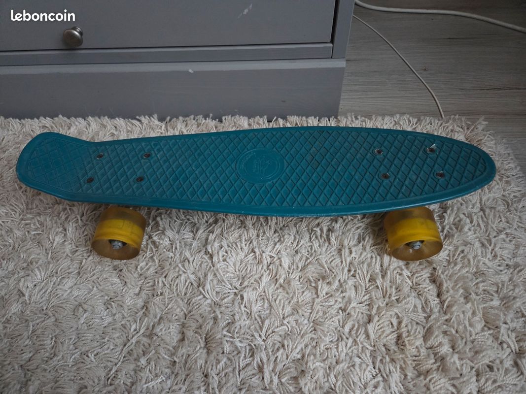 Skateboard shark lumineux (image 1)