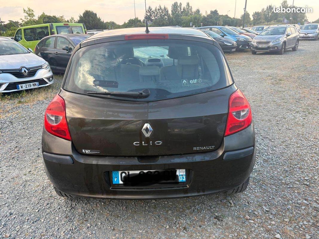 RENAULT CLIO III 1.5dci 5 Portes 68 cv (image 16)