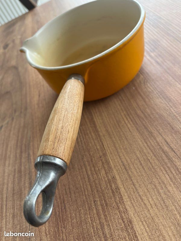 Lot De 5 Casseroles Le Creuset Orange – Fonte émaillée Avec Bec Verseur, Manche Bois, Diamètres 14 à 22cm