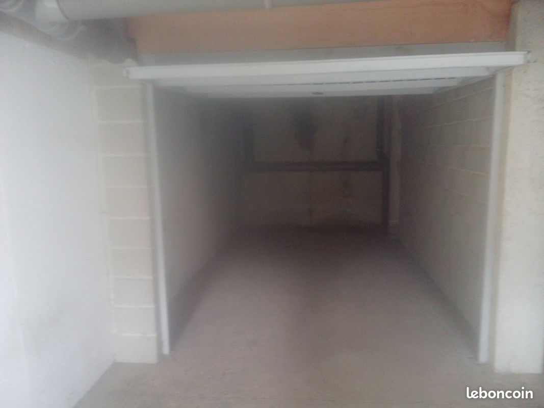 Garage sécurisé à louer · à Borgo · 130 €/mois