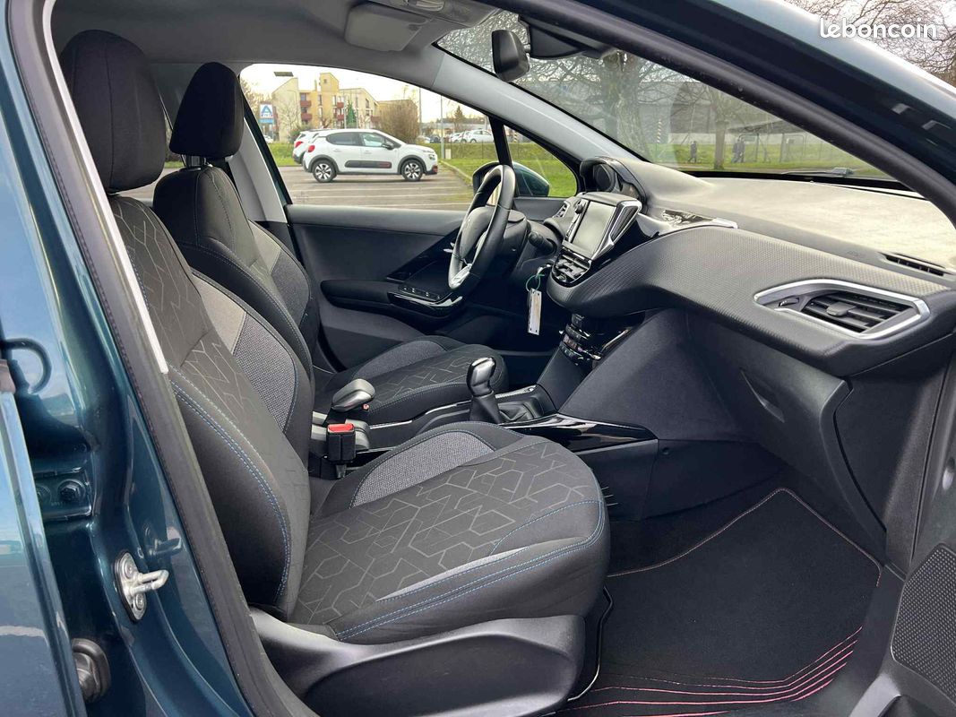 Peugeot 2008 1.5 BlueHDi 100ch E6.c Signature S&S BVM5 (image 9)