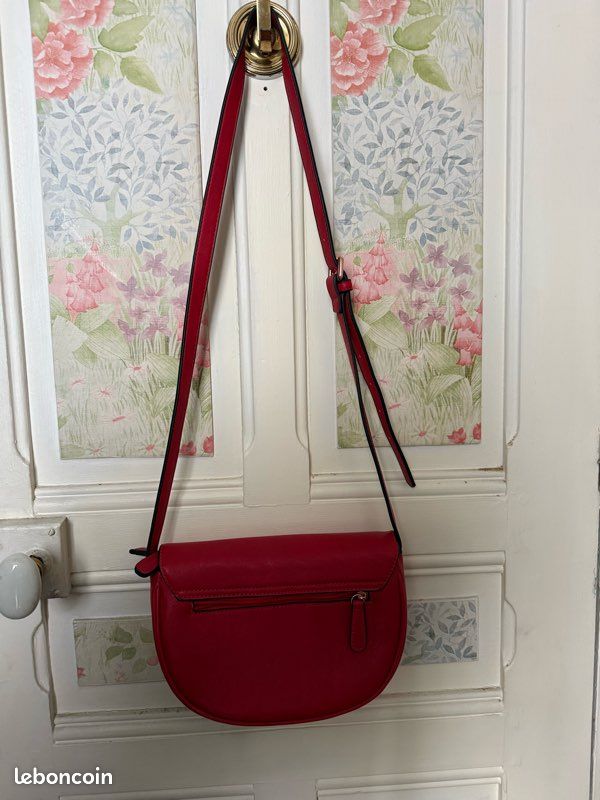 Sac en bandoulière avec rabat noir femme | La Halle