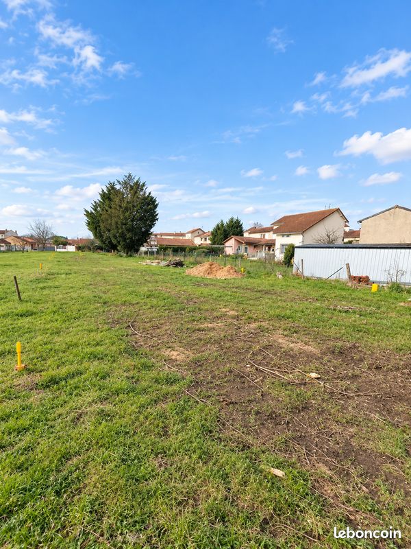 Terrain à vendre 960 m2 · à Pouilly-sous-Charlieu · 65 000 €