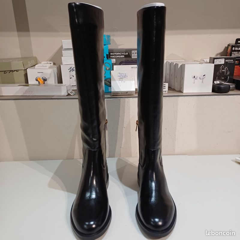 Bottes d'équitation en cuir noir antique avec éperons en laiton