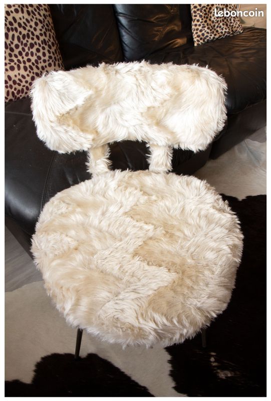 Chaise moumoute couleur laine, pieds dorés, vintage 1970 (image 4)