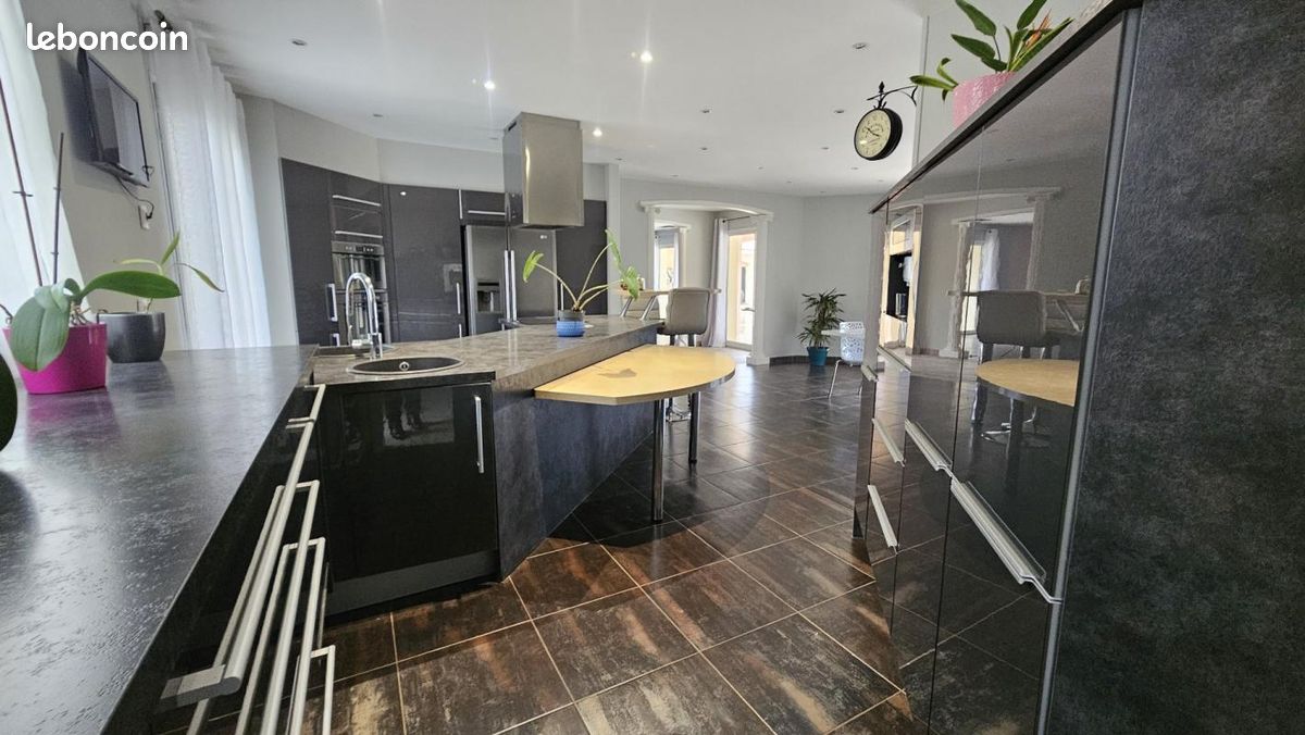 Villa 10 pièces 240 m² - La Lande-de-Fronsac 33240 (image principale 3)