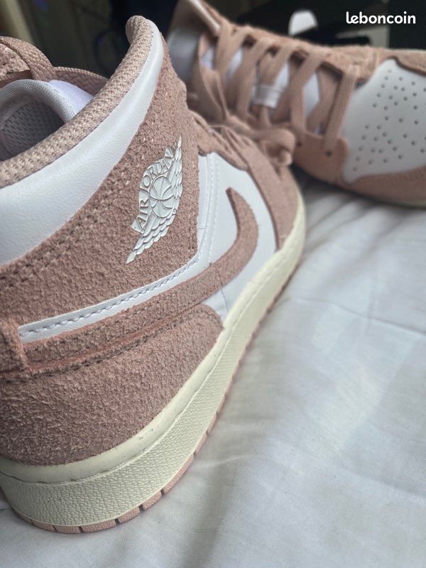 Air jordan blanche et rose pâle en daim en toute neuve