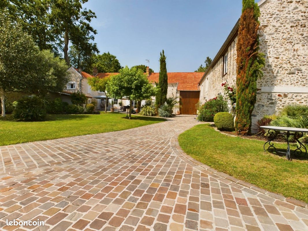 Maison 9 pièces 366 m² · à Bruyères-le-Châtel · 366 m² · 1 200 000 €