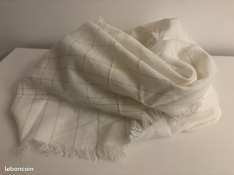 Écharpe blanche avec fils dorés (image 1)