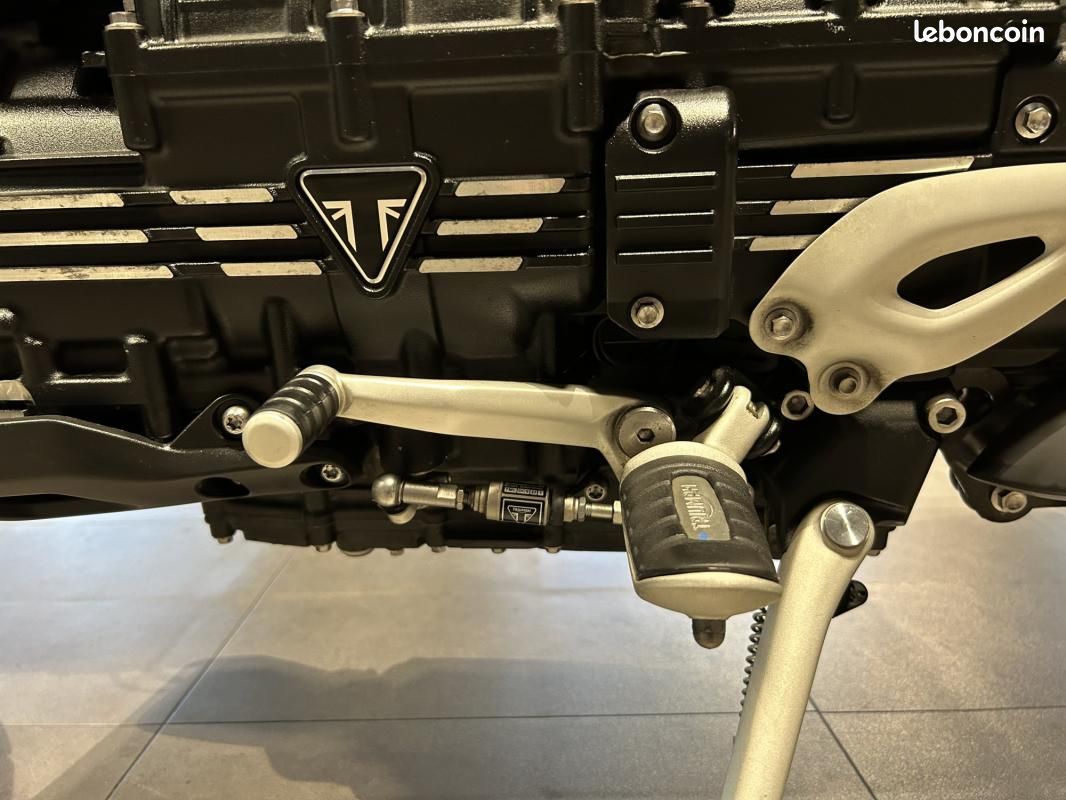 Triumph ROCKET 3 GT - 1ERE MAIN - 02/2023 - 7411 KM - SHIF 2500 cm3 (image 8)