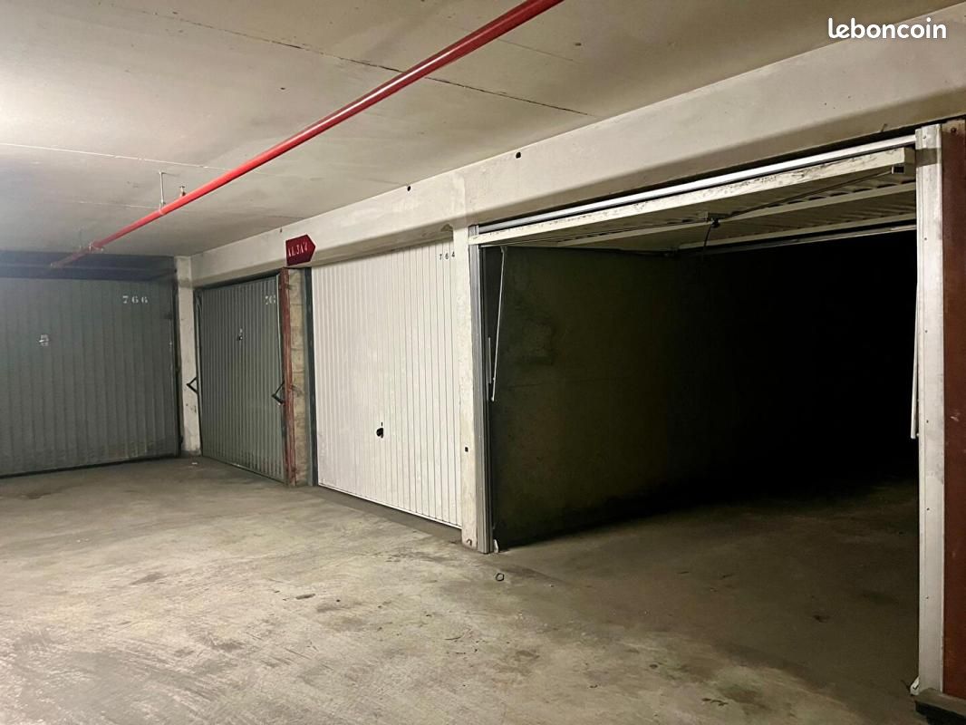 Garage/box Paris · 15 000 €