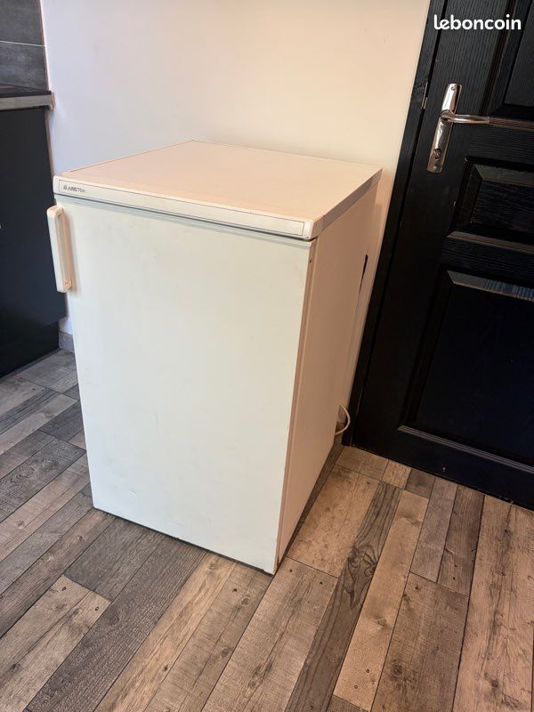 Frigo Ariston Top avec Compartiment Congélateur - Bon État, Propre (image 1)