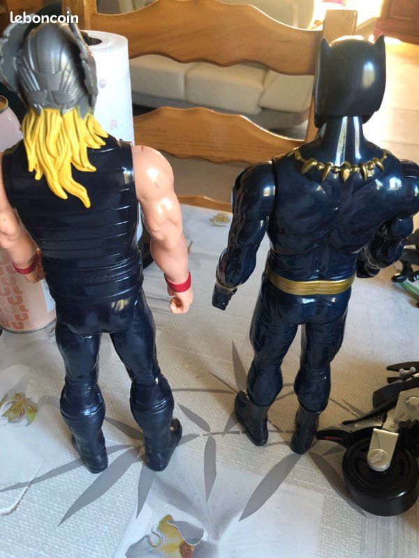 2 figurines (image 2)
