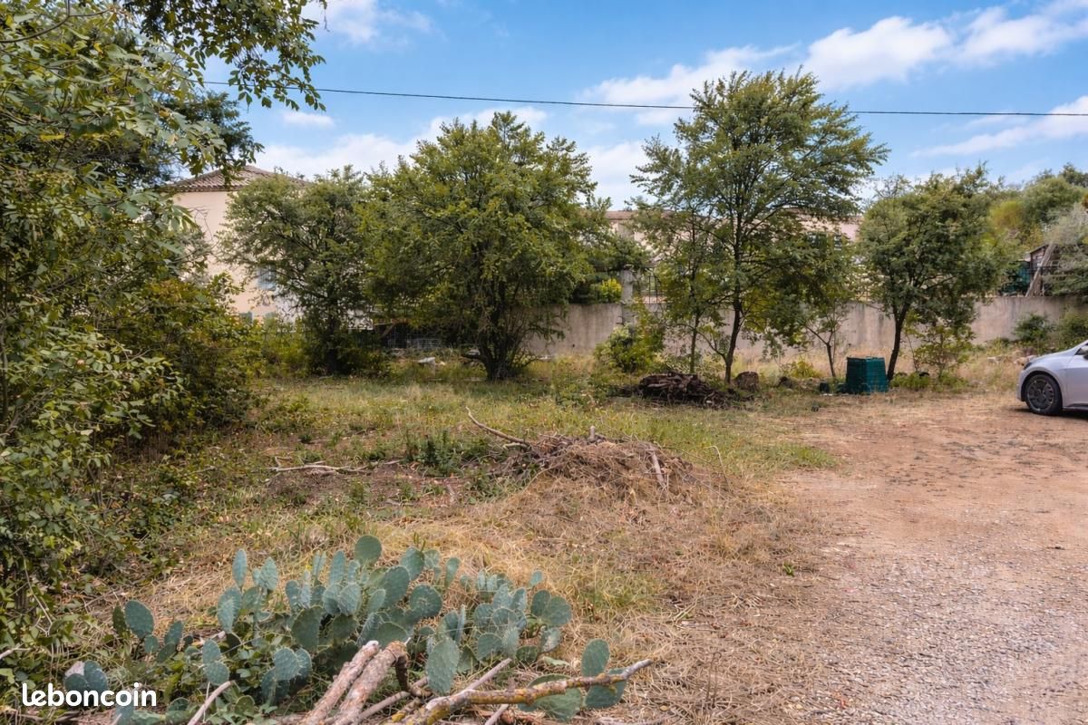 Terrain 700 m² · à Saint-Maximin-la-Sainte-Baume · 171 000 €