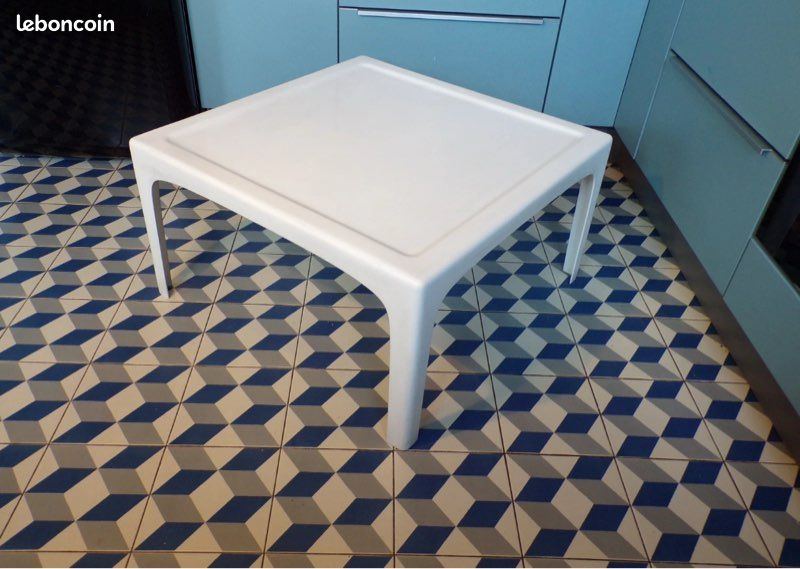TABLE BASSE FIBRE DE VERRE-1970-DLG AMANTA-Artemide-70x70cm-DESIGN 70-BLANC (image 1)