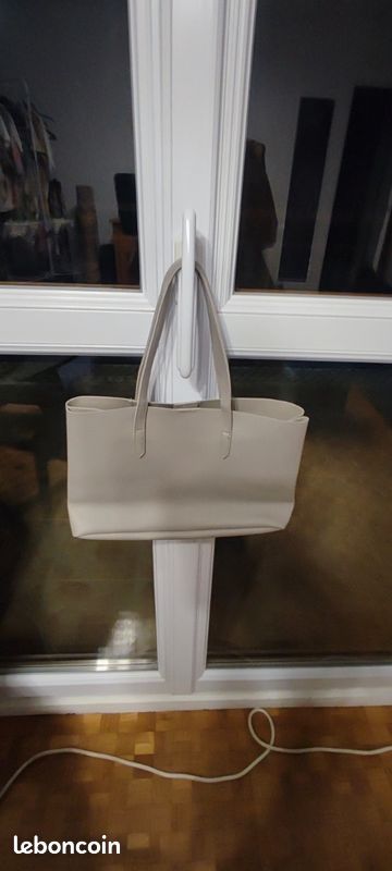 Sac a main forme cabas port avec anses a mains couleur argenté