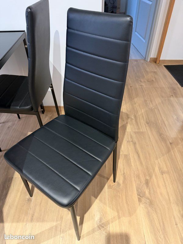 Table avec chaise (image 2)