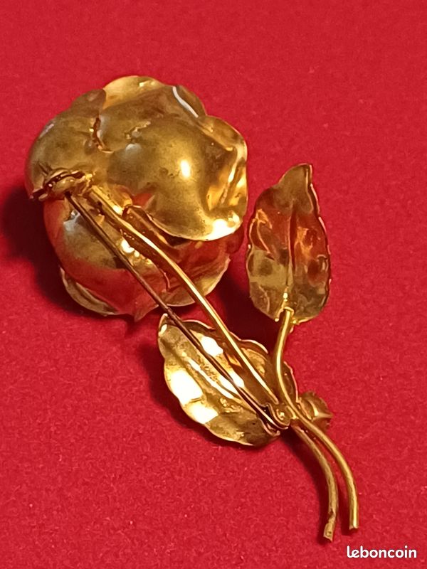 Très jolie broche ancienne en métal doré, strass et pierre rouge vers 1900 ronde