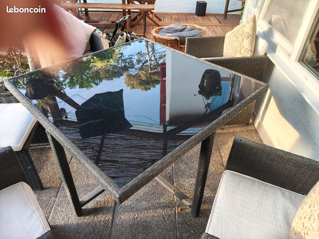 Table extérieur (image 2)