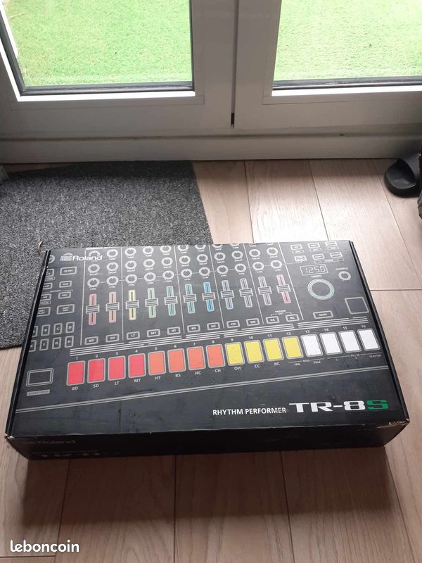 Tr8-s roland comme neuve (image 1)