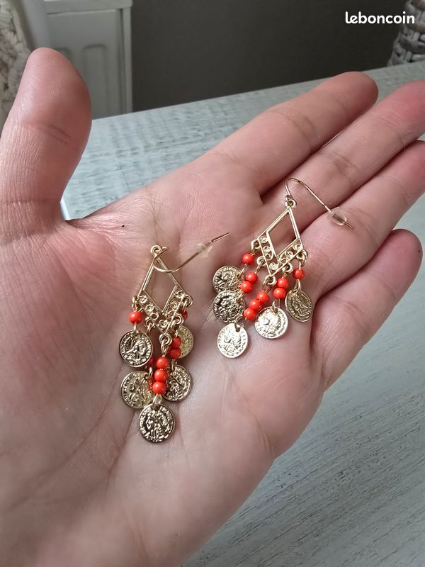 Boucles D’oreilles Vintage Perle Rouge – Or Patiné, Percées, Modèle *4733