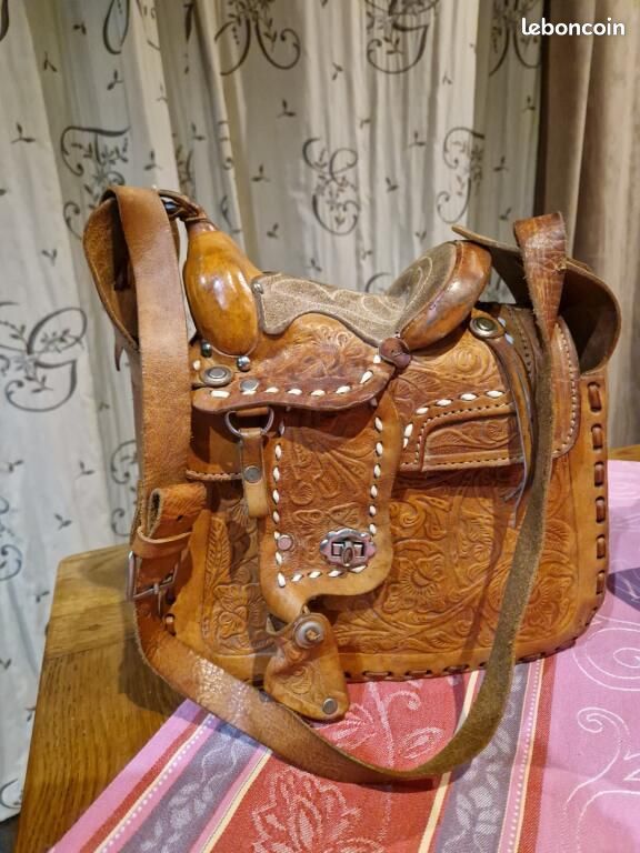 Sculpture d'outillage de sac de selle de cheval en cuir Western